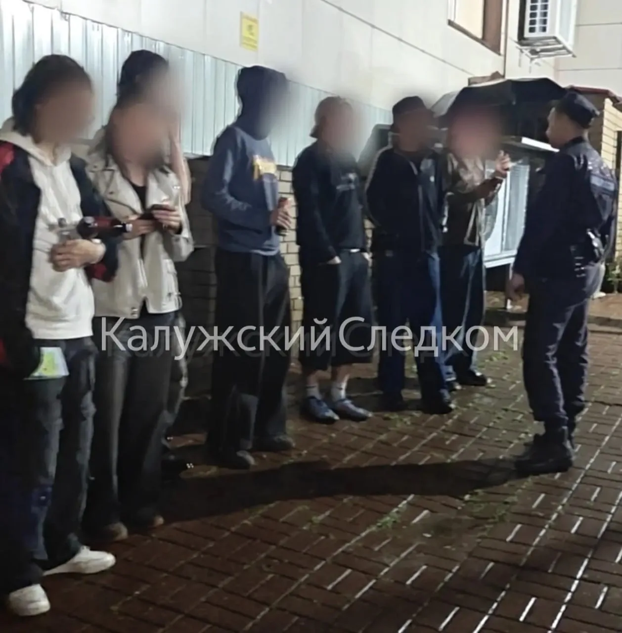 ▪️ Подростков задержали в Калуге на ступеньках ТЮЗа