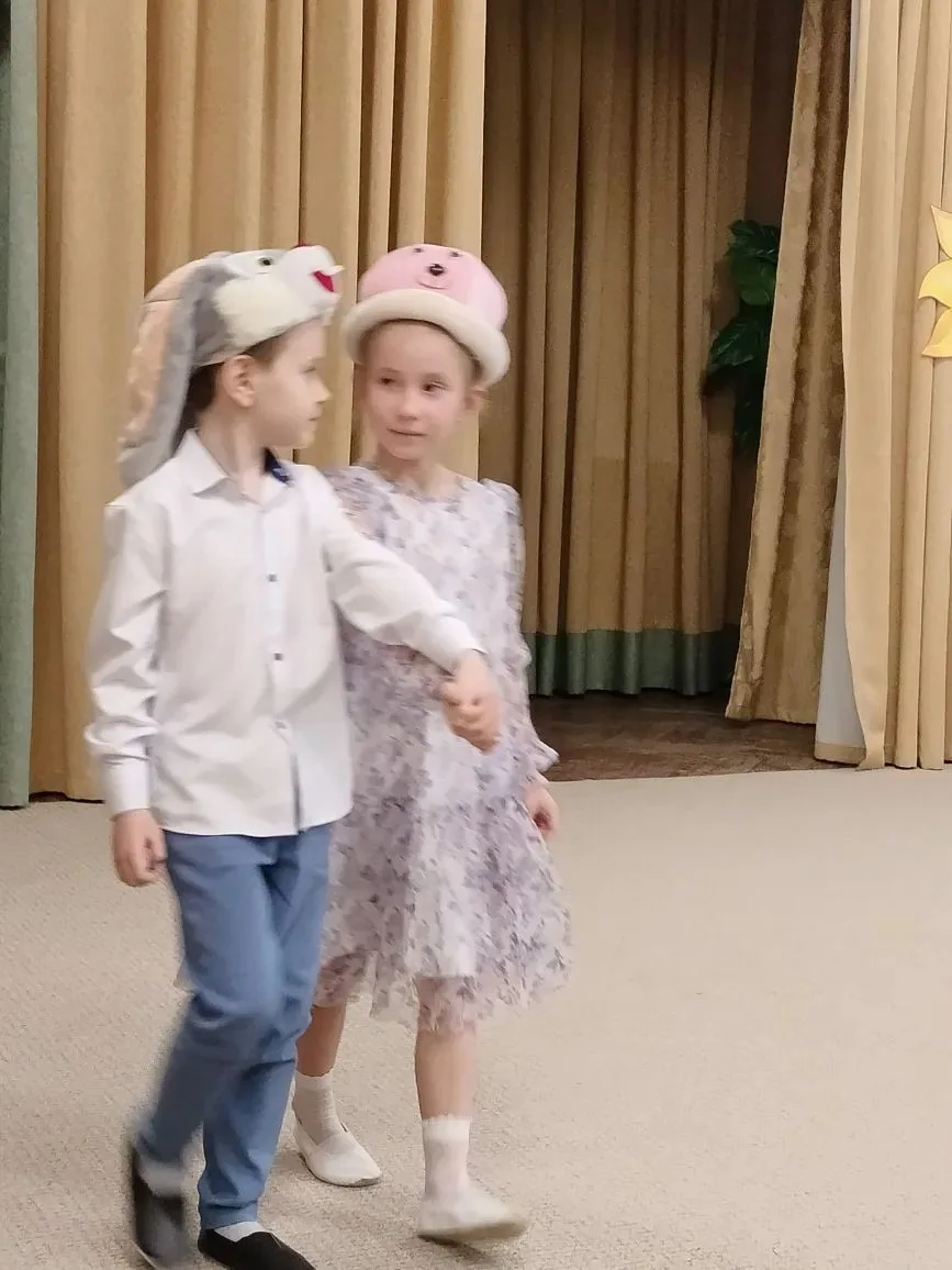 "Счастливым, радостным, прекрасным Пусть будет день и час любой, Как в этот нежный, добрый праздник,