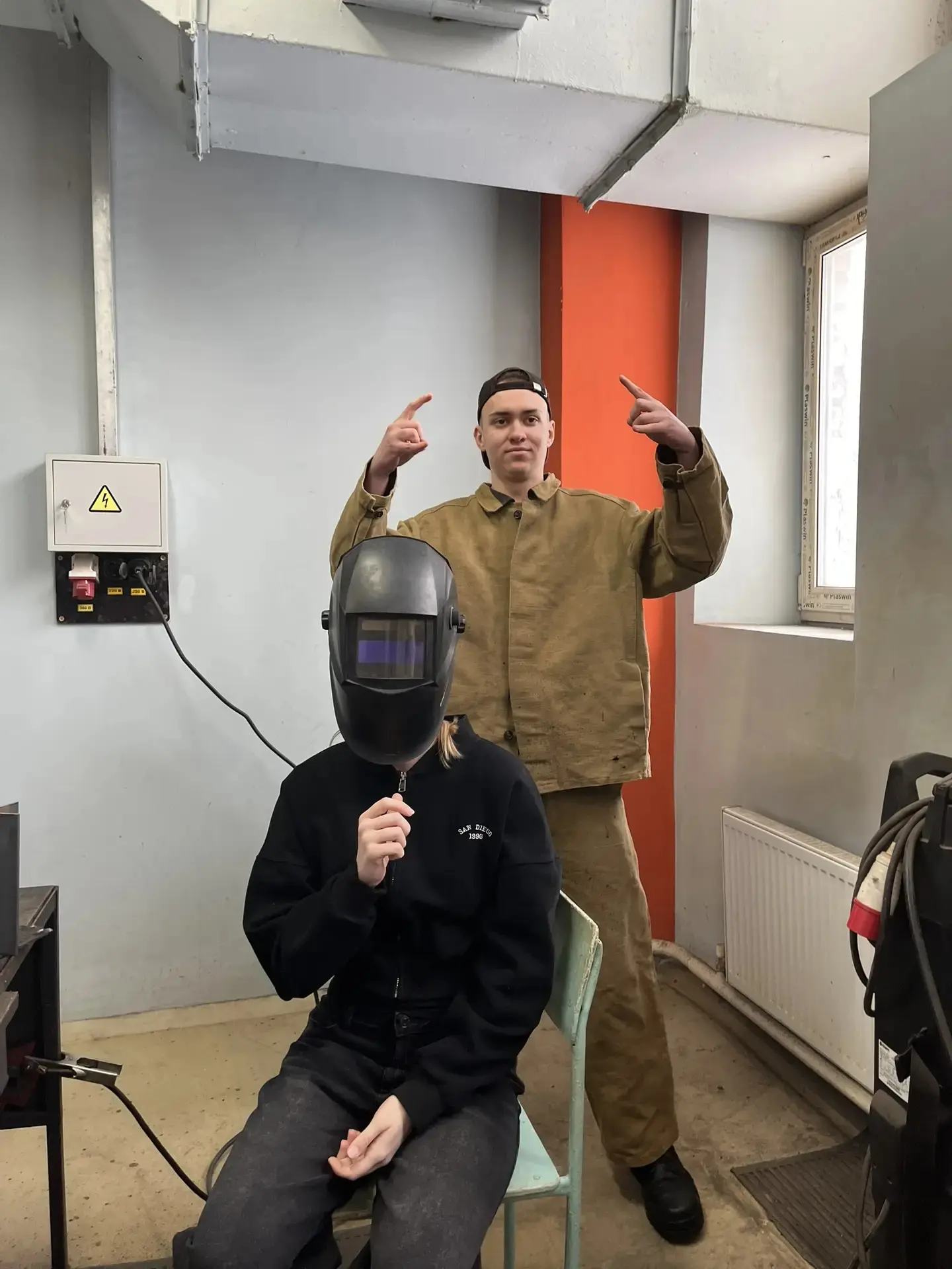 Профориентационная экскурсия: девятиклассники побывали в строительном техникуме Ижевска! 👷‍♂️🔧  Учен