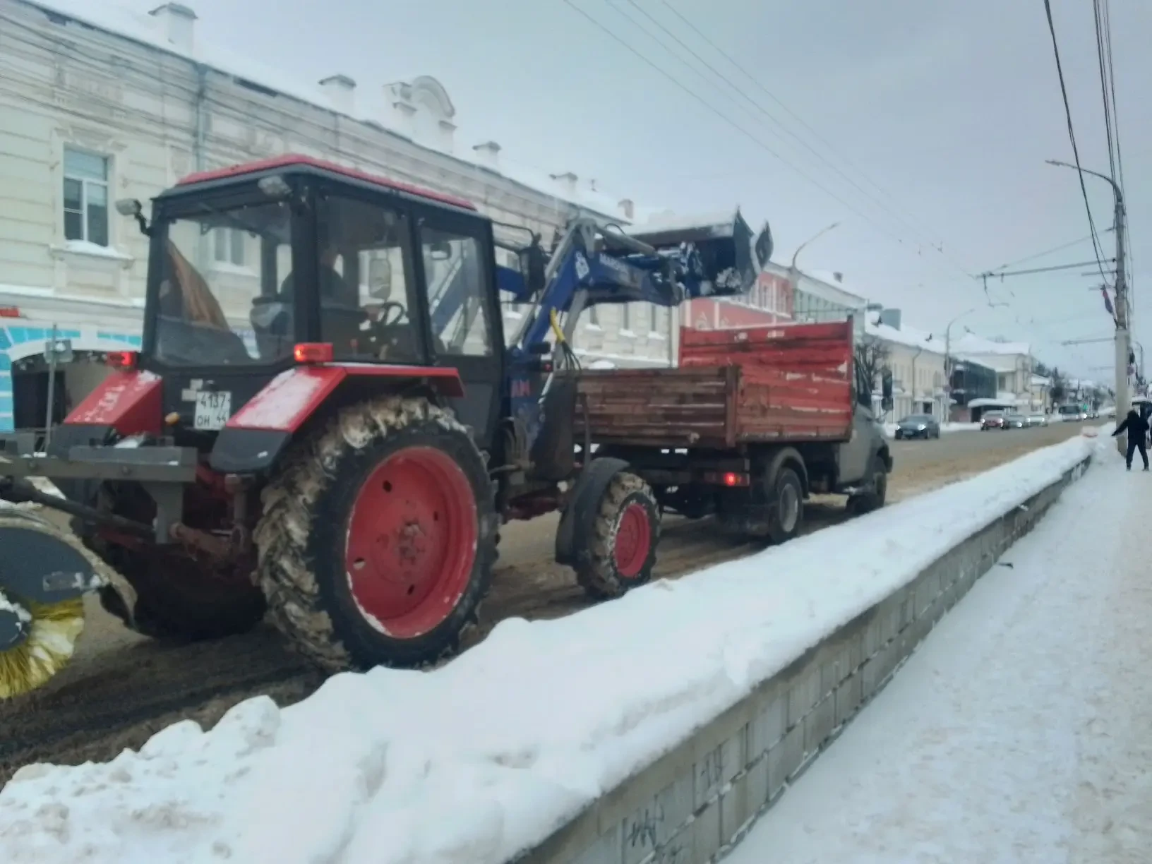 Сотрудниками МКУ г.Костромы "Дорожное хозяйство"  проводится уборка пешеходный переходов и остановок