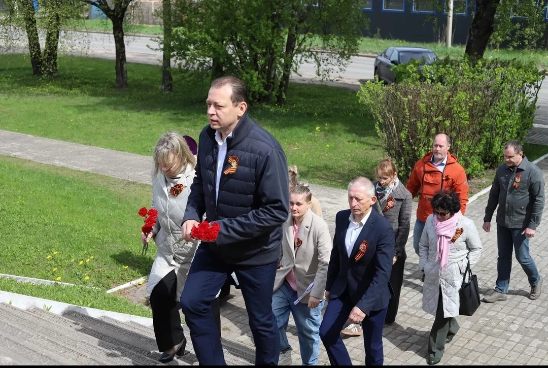 💐 Традиционно 9 мая команда #ПОКБ возложила цветы к мемориалу в Песках.

На братском захоронении по