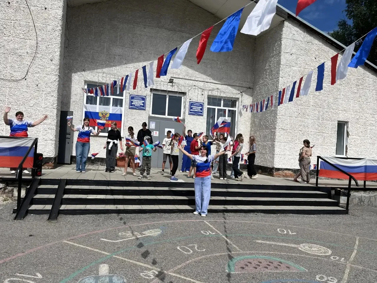 Главная площадь поселка Степного, у дома культуры, гудела как единый организм! Наш флеш...