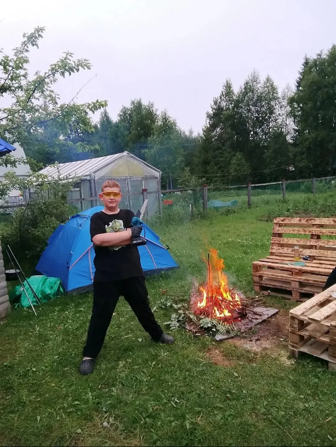 Говорят, середина лета — это когда ты уже отдохнул от школы, но ещё не начал по ней ску...