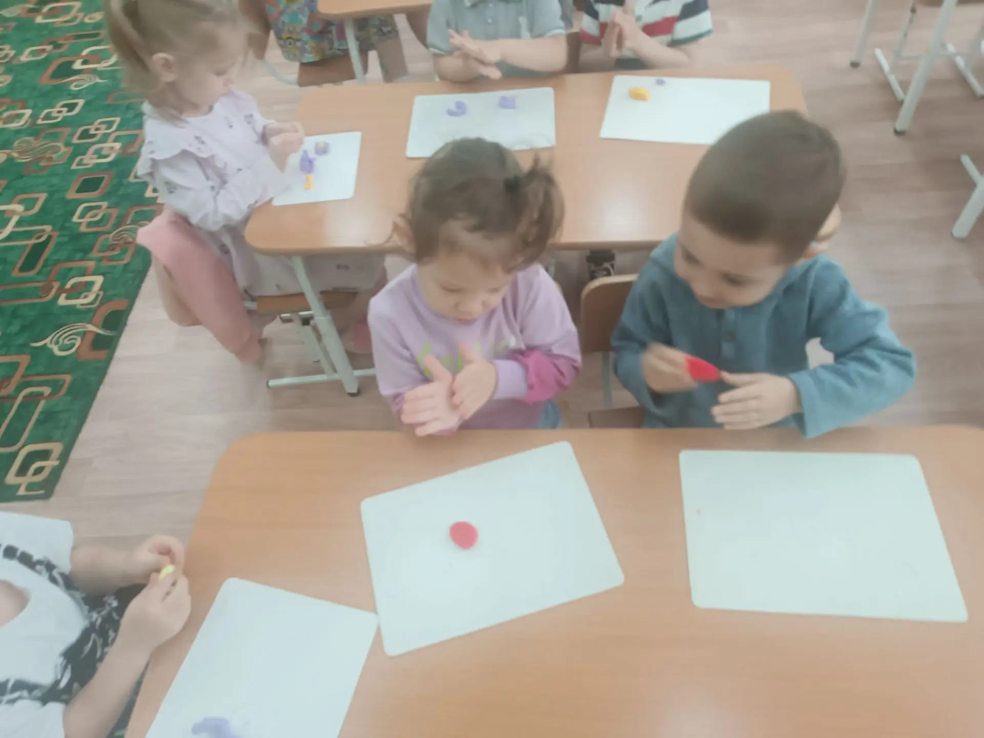 Какая красота получилась сегодня! Дети лепили из воздушного пластилина цветочную полянку, и это заня