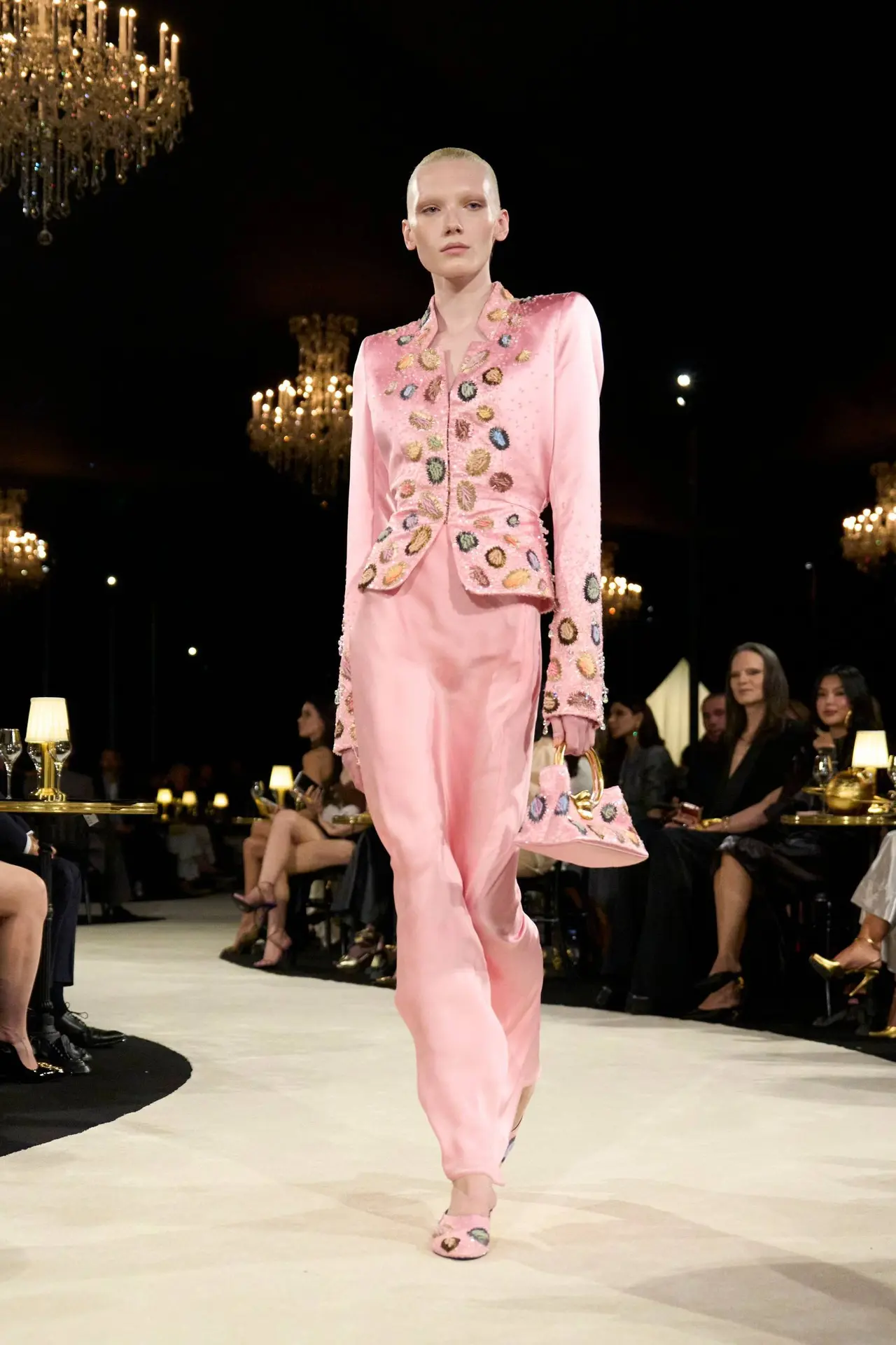 В Париже прошёл показ Schiaparelli — Дэниел Роузберри сделал новую коллекцию заметно сп...
