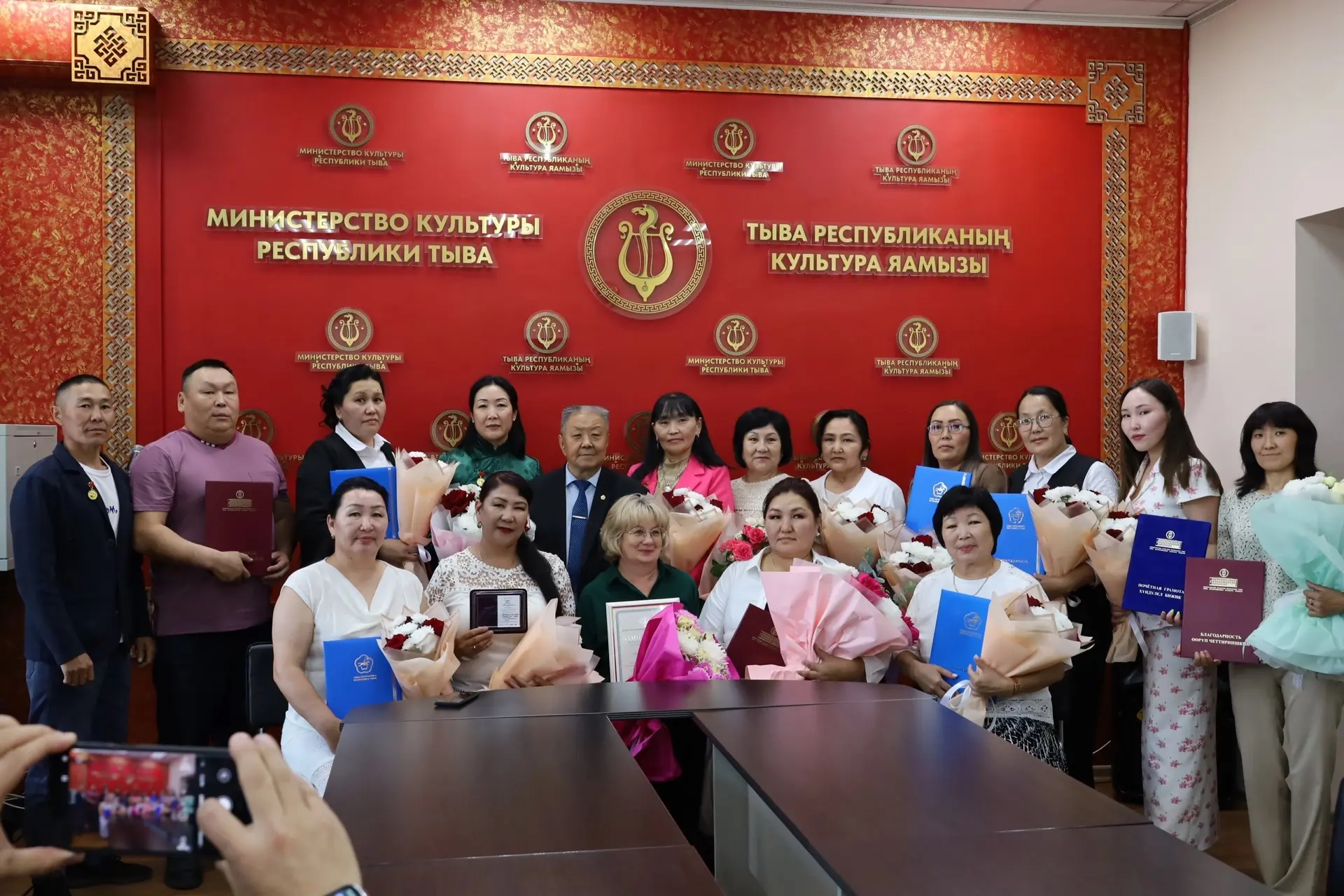 🎊 Сегодня в Минкультуры Тувы прошла церемония вручения госнаград, посвященная Дню России 
 
🇷🇺 В 