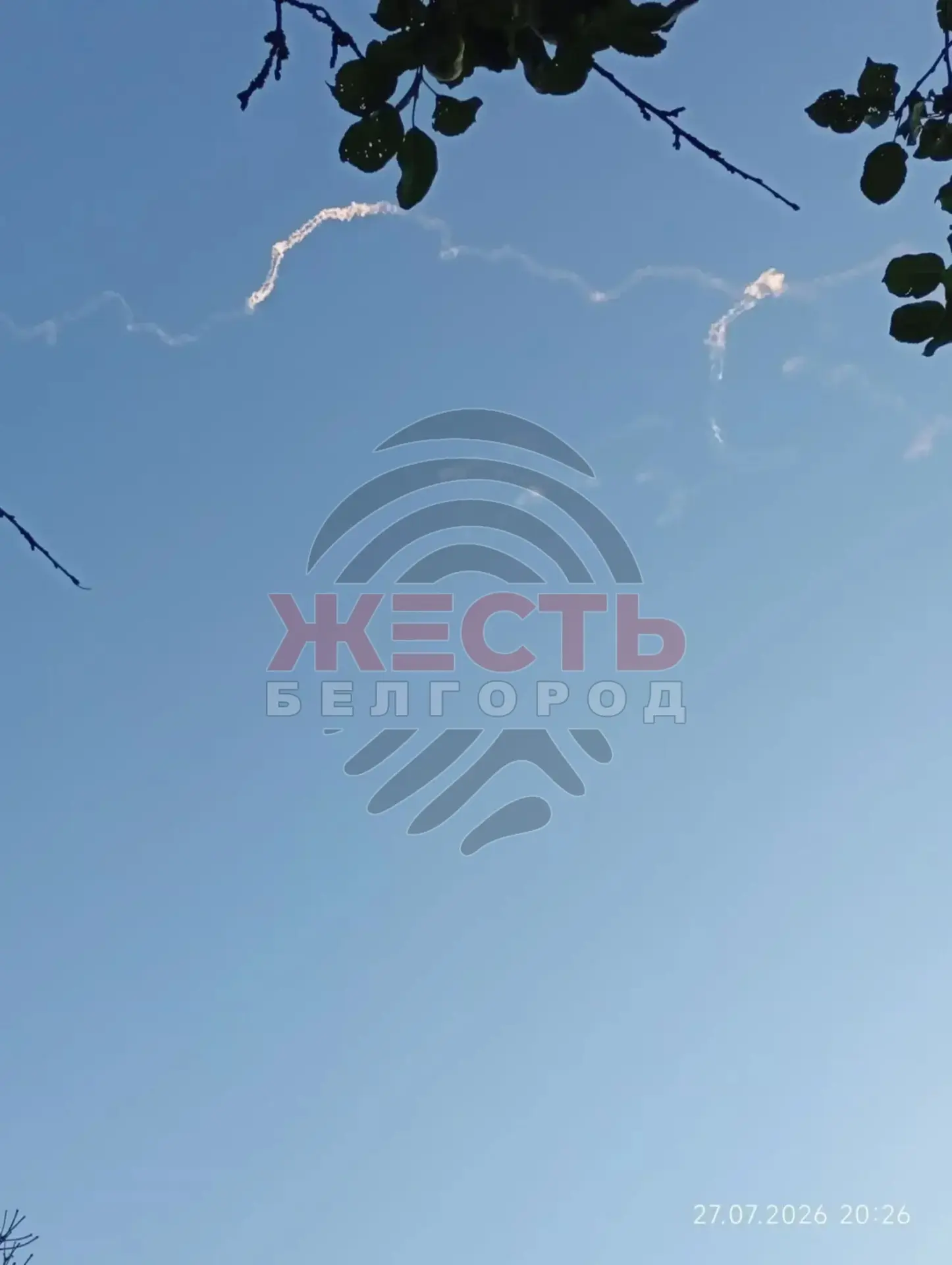 ❗️Над Белгородом и округом было громко — после звуков в небе появились следы. 

Жесть Белгород — под