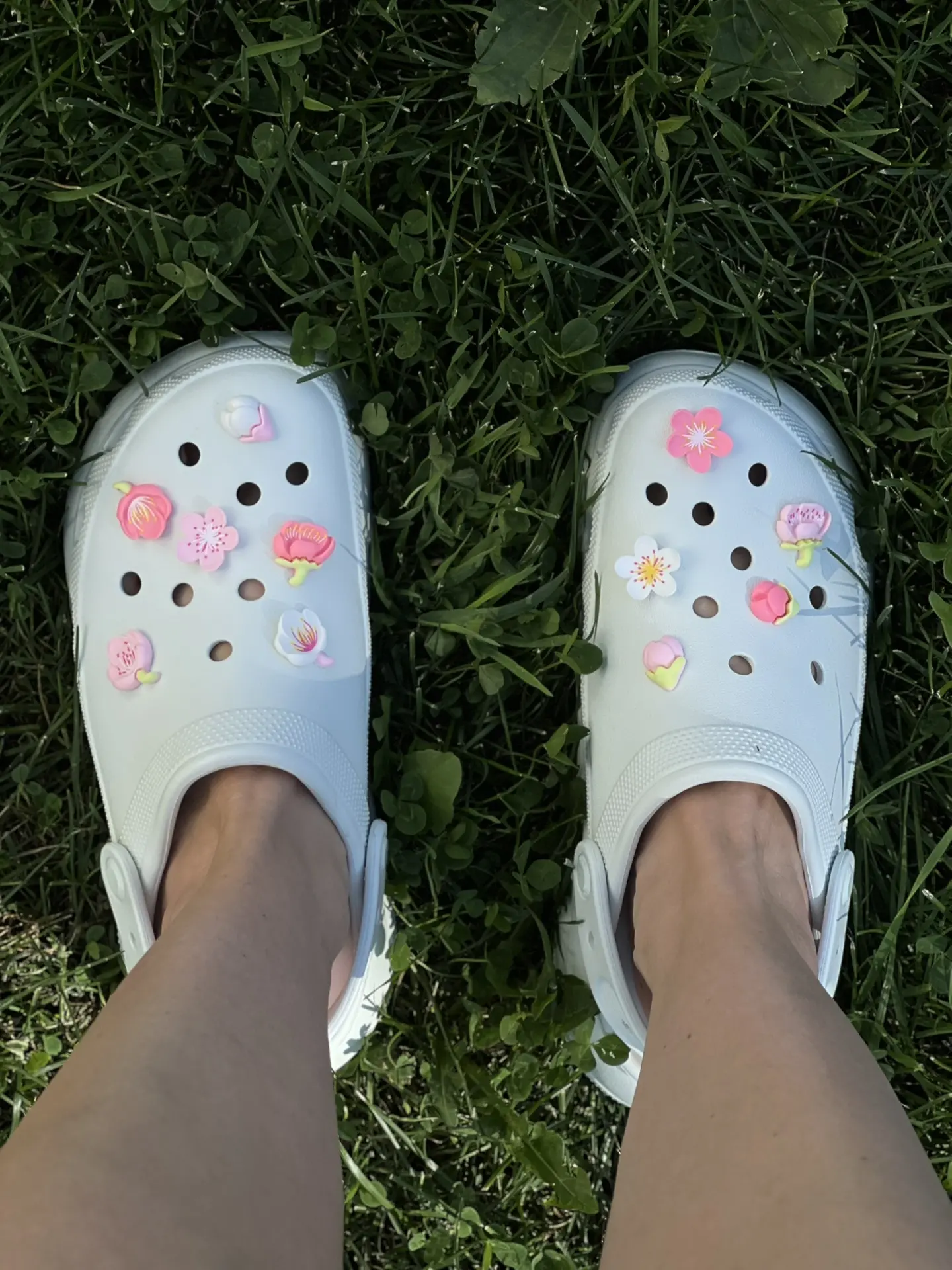 А это мои😁 Кажется нужны еще цветочки. Есть еще фанаты кроксов?) Мне кажется самая удобная обувь. Н