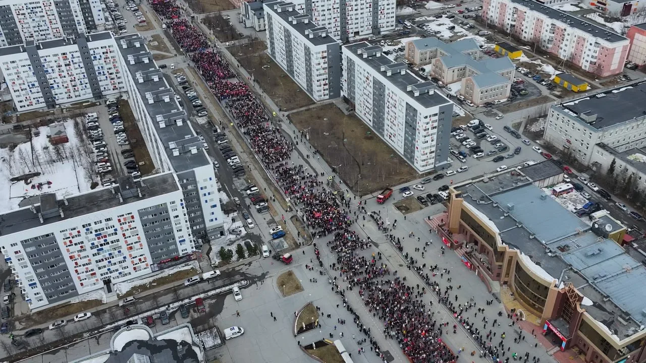 Сегодня в Новом Уренгое, как и по всей стране, проходит шествие Бессмертного полка. В руках — фотогр