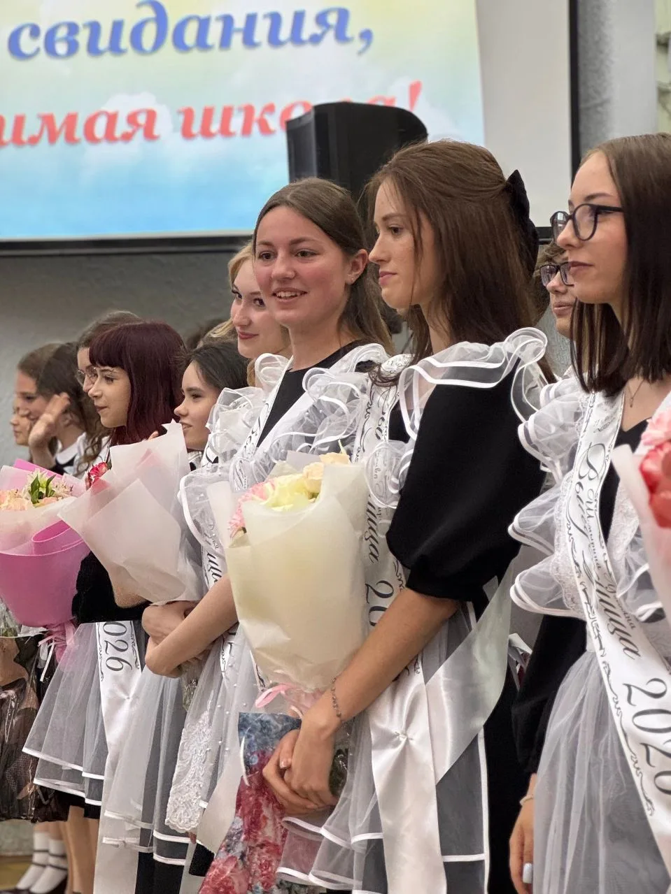 Сегодня для 11 класса прозвенел последний звонок. Этот день — как остановившееся мгновение: смех и с