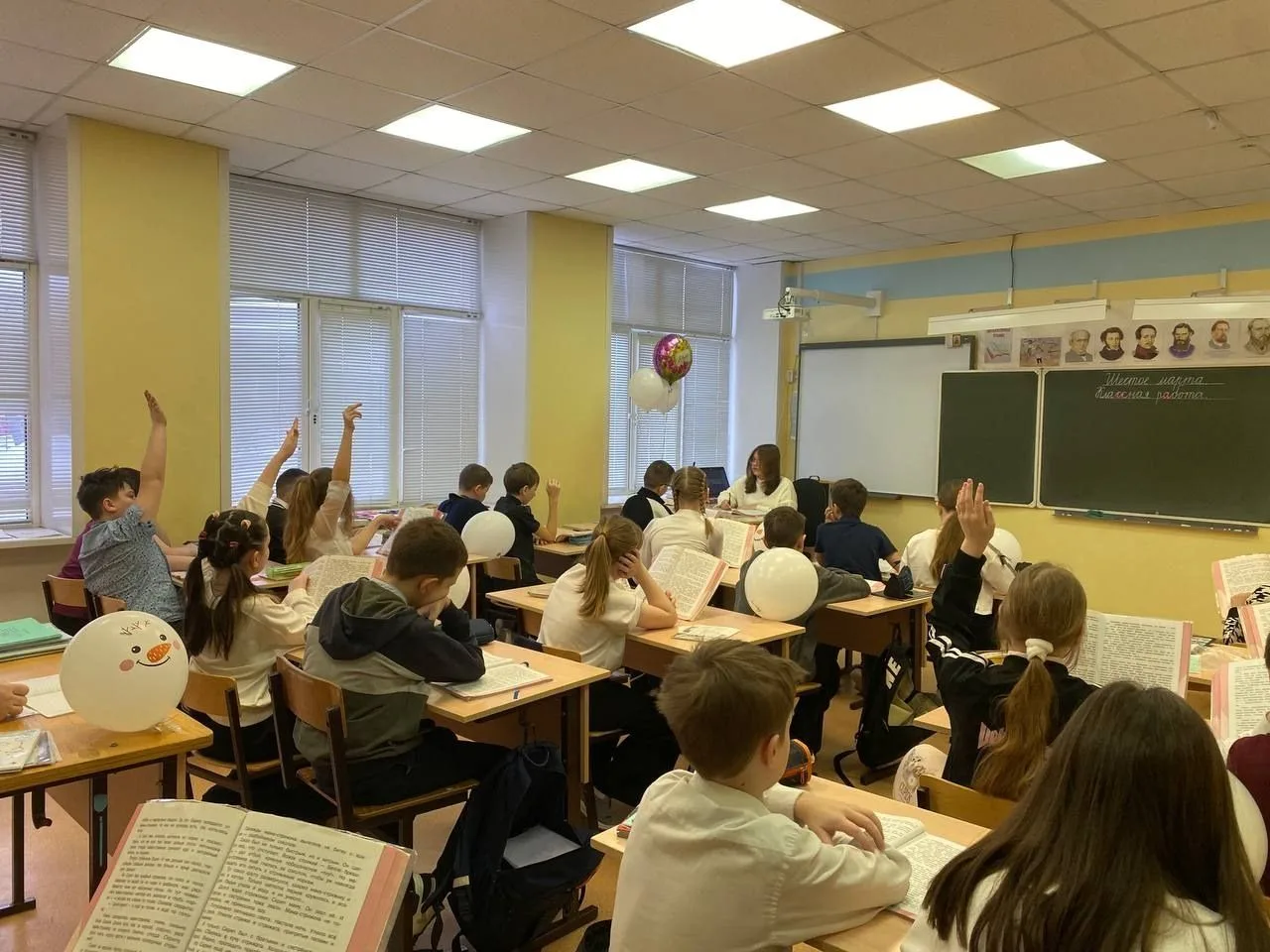 Сегодня мы попробовали себя в роли учителей и провели уроки в четвертых классах Сергиевской школы №1