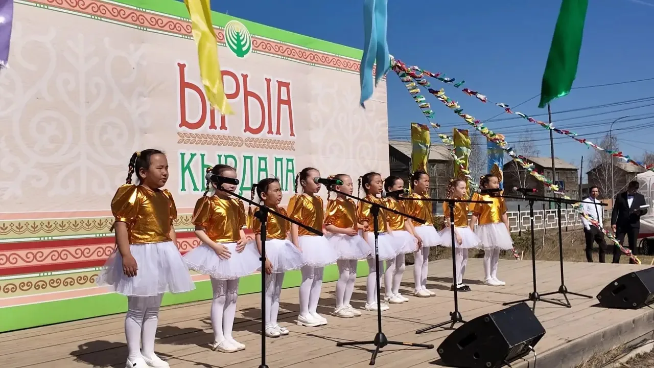 САХА ӨРӨСПҮҮБҮЛҮКЭТИГЭР ЫРЫА КҮНҮН КӨРСӨ  Ыам ыйын 21 күнүгэр ырыа күнүн көрсө, үгэс буолбут «Ырыа ы