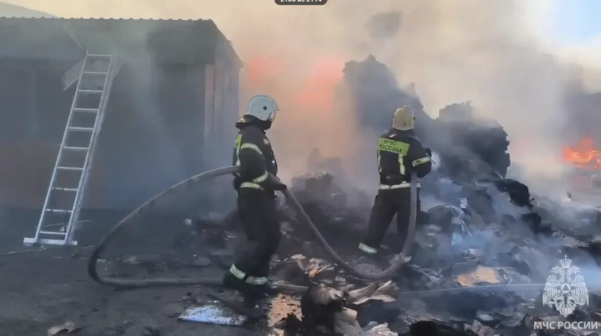 На базе вторичного сырья в Богословке ликвидировали последствия пожара