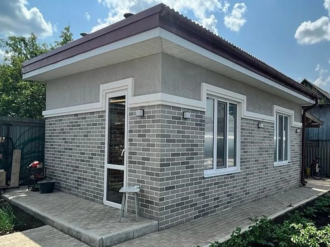 🏡 Когда материалы работают в команде

На этих фото хорошо видно, что фасад не обязательно должен бы