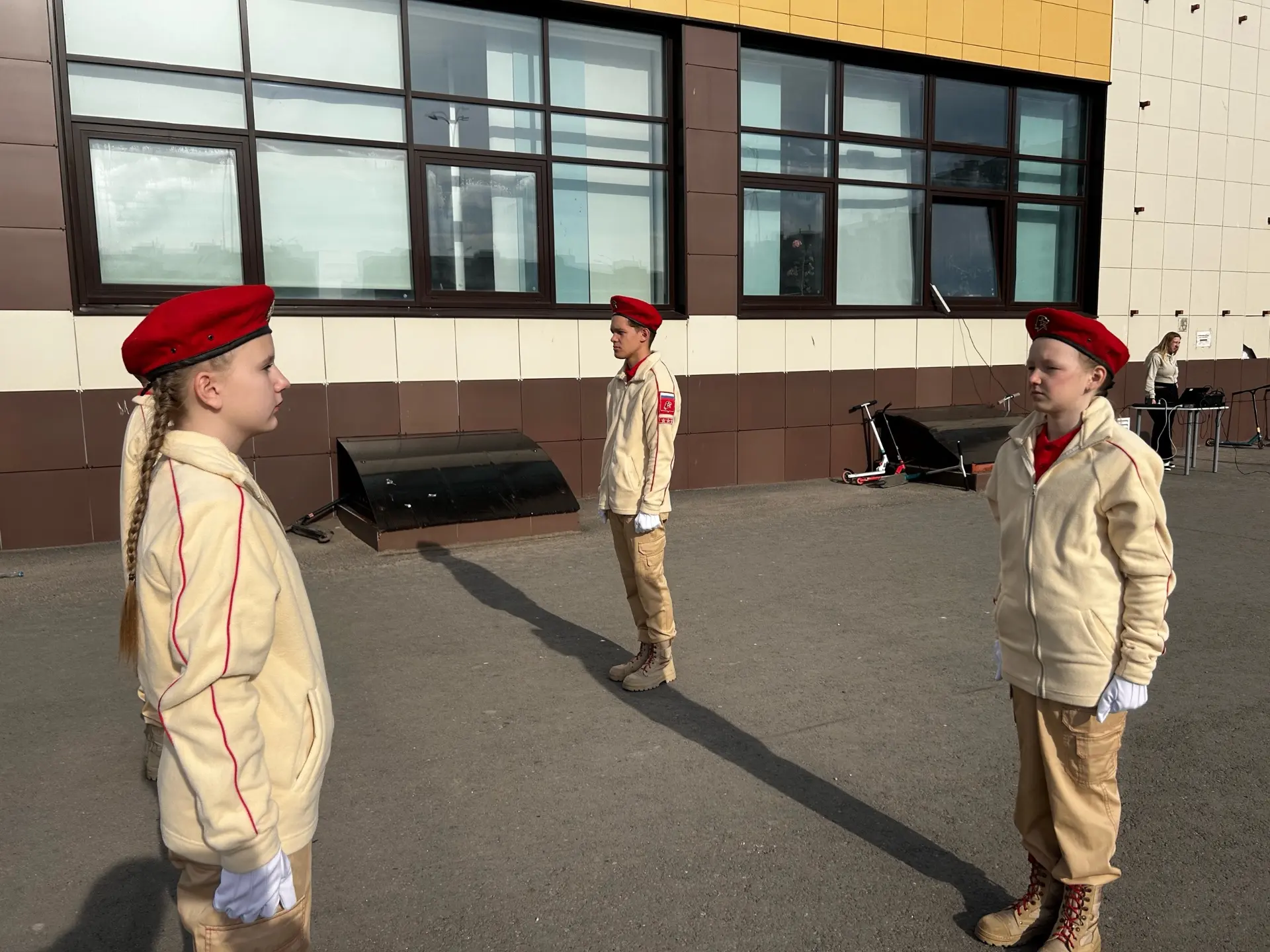 Утро понедельника 4 мая 2026 года в нашей школе традиционно началось с торжественной линейки, церемо