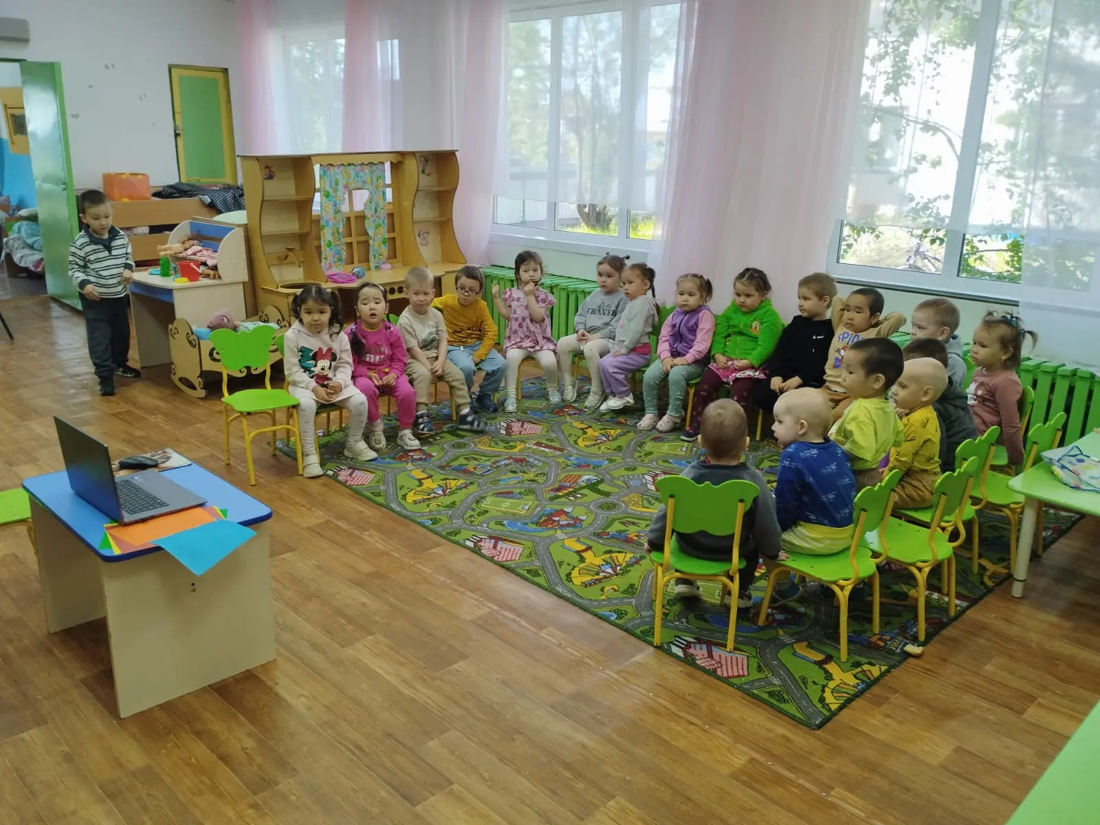 В разновозрастной группе раннего возраста воспитатель: Белолюбская Т. В. провела день" Радуги" 
День