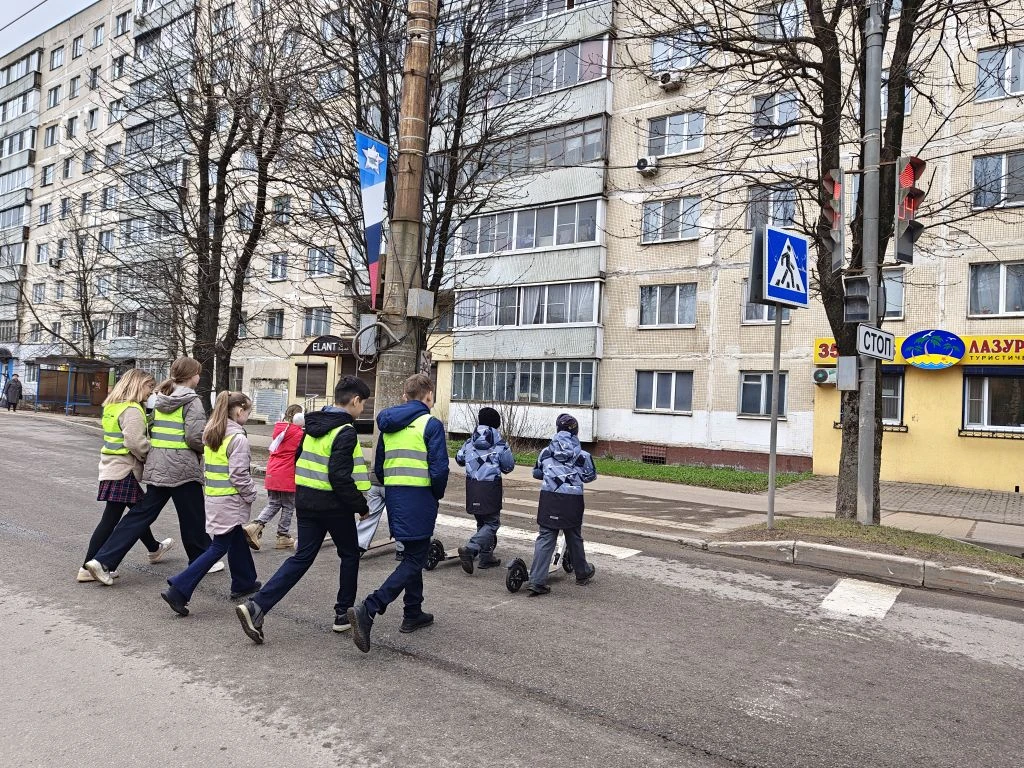🚦 С наступлением тепла наши первоклассники всё чаще проводят время на свежем воздухе — катаются на в