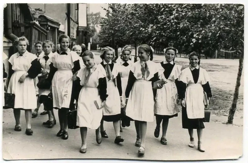 #ретровторник Ученицы 8-го класса школы № 64 по дороге в школу, г. Горький, 1 сентября ...