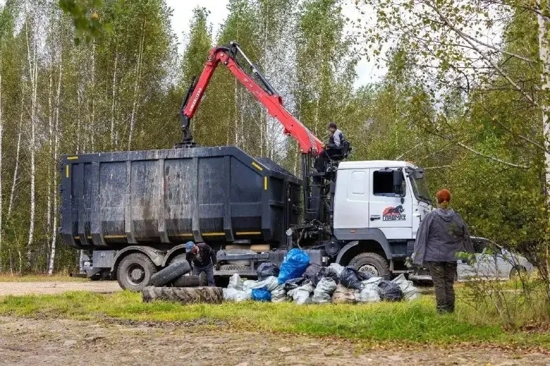Волонтёры собрали с берега Чусовой тонну мусора. Участники из Первоуральска и Екатеринб...