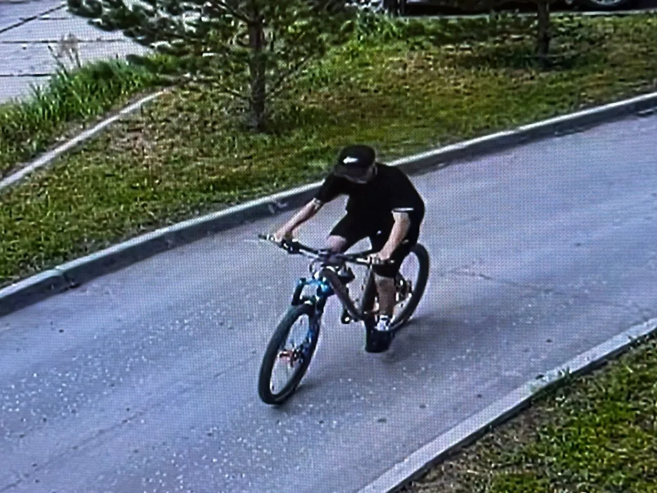 30.06.2026 был украден велосипед из колясочной на улице выборная 133/1.Может кто то зна...