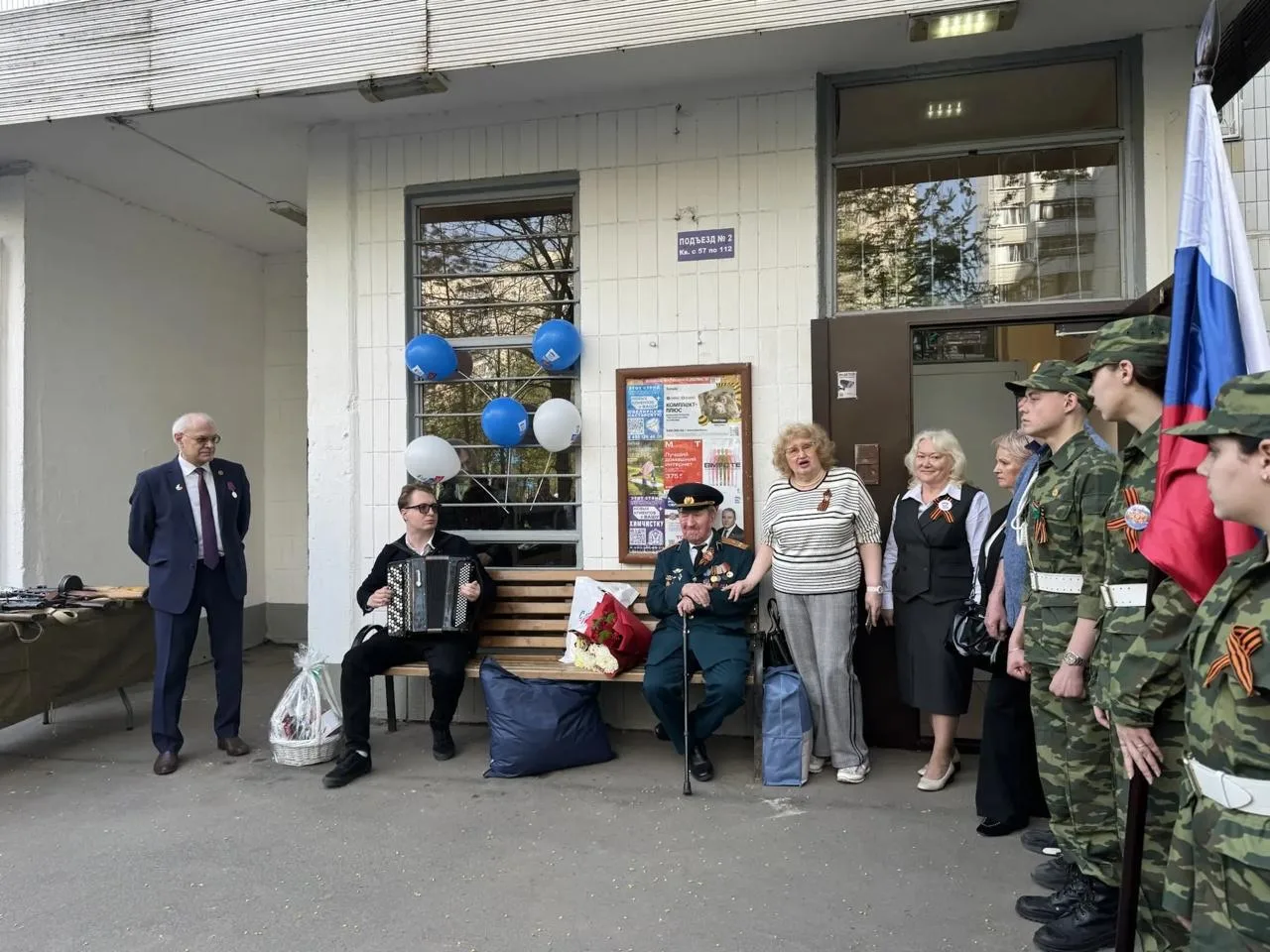 В праздничные дни помощники Петра Толстого организовали встречи с ветеранами. Каждое та...