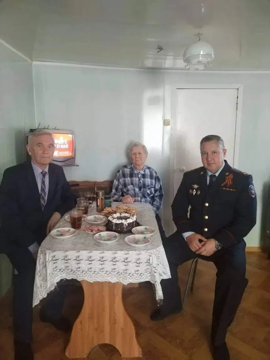 ⭐️В Пензенской области полицейские поздравили с днем Победы ветерана Великой Отечествен...