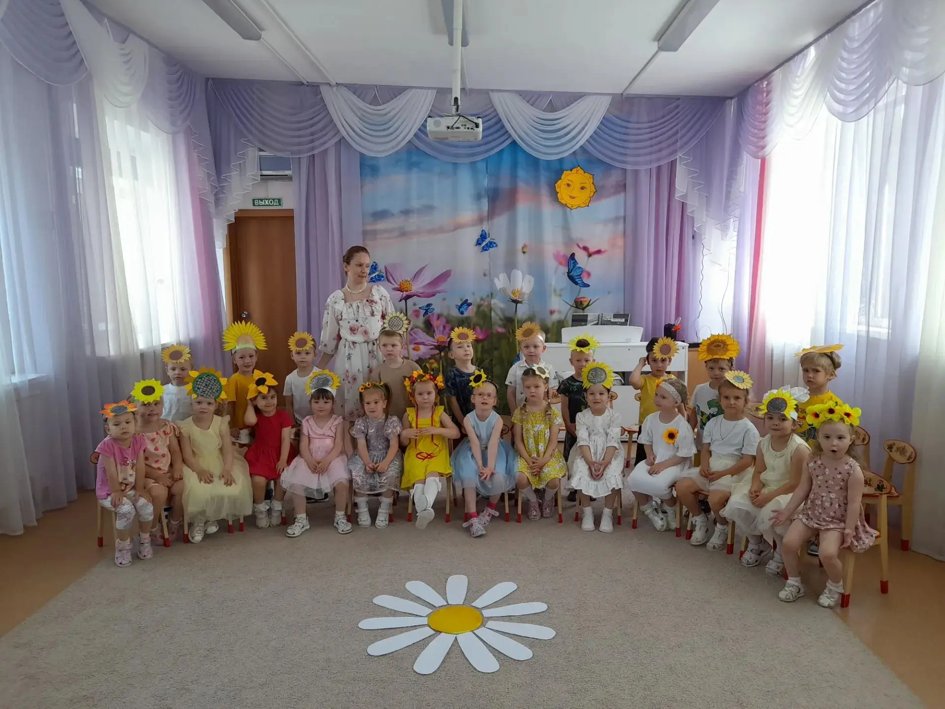 Лето,лето к нам пришло!
Стало сухо и тепло.
По дорожке прямиком
Ходят ножки босиком.
Кружат пчелы,вь