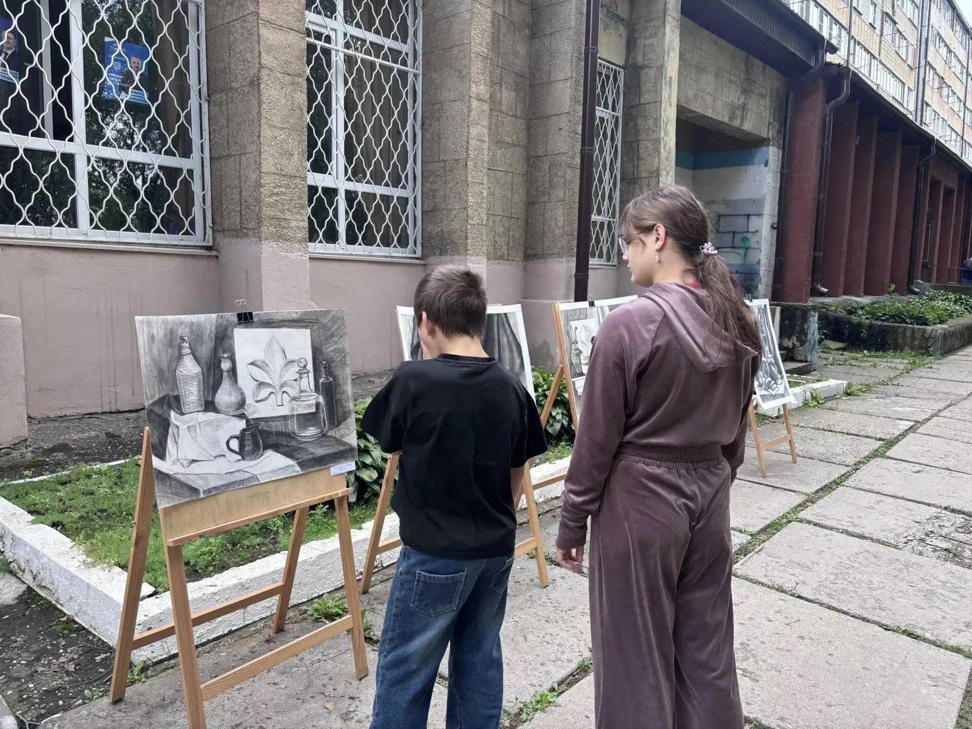 🖋 Наши воспитанники побывали на выставке графики под открытым небом.
 
На днях ребята стали гостями
