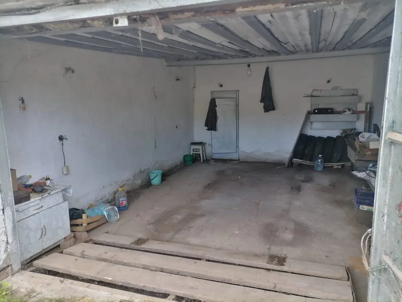 Продается гараж, 24 кв.м. ГСК «Автолюбитель». Солнечная сторона,бетонный пол,стены окрашены в белый 