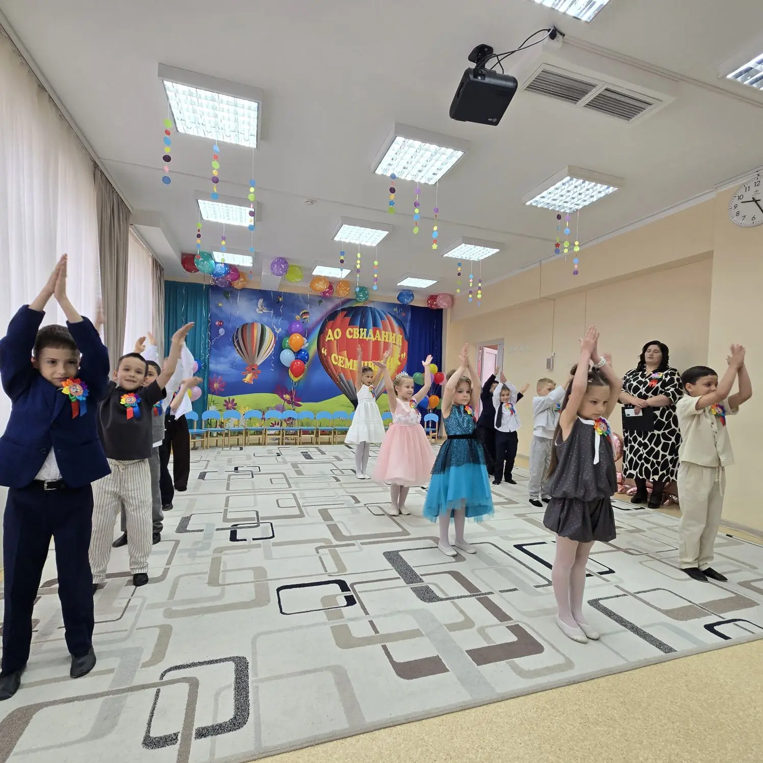Выпускной — особенный, волнующий и радостный день, символизирующий прощание с детским с...