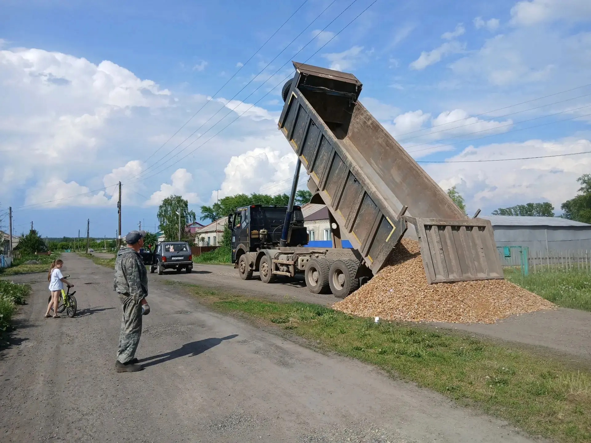 Начались работы по частичной отсыпке дороги по ул. Юбилейная с. Поперечное.
#Кузбасс #Юргинскиймуниц