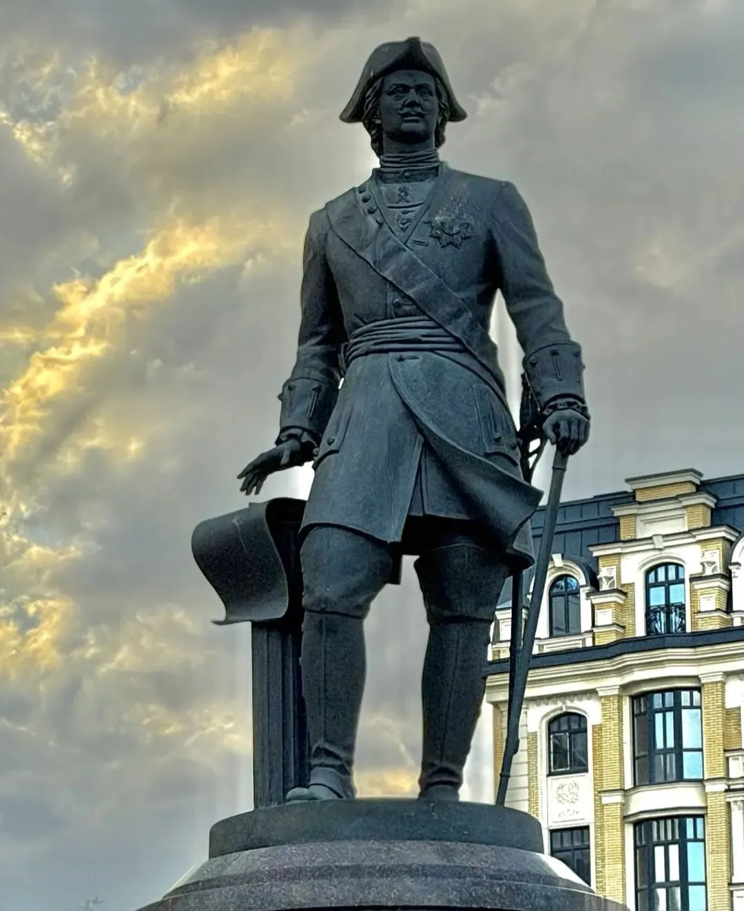 В Саратове, на набережной у Волги, МИР встретил памятник Петру I. Он появился в 2022 го...