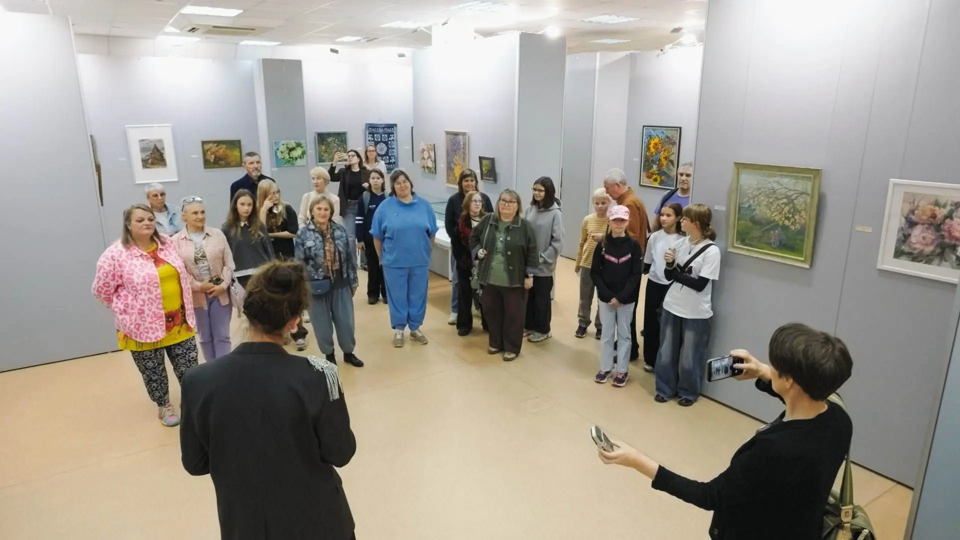 В городском музее открылась выставка работ преподавателей снежинской художественной шко...
