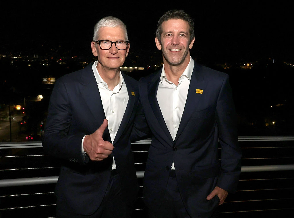 Тим Кук передал пост CEO Apple Джону Тернусу
