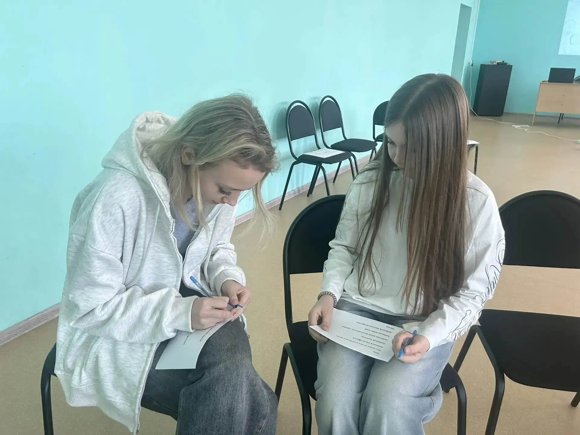 В первый день весенних каникул ученицы 9в приняли участие в открытии детско-взрослых сборов, которые