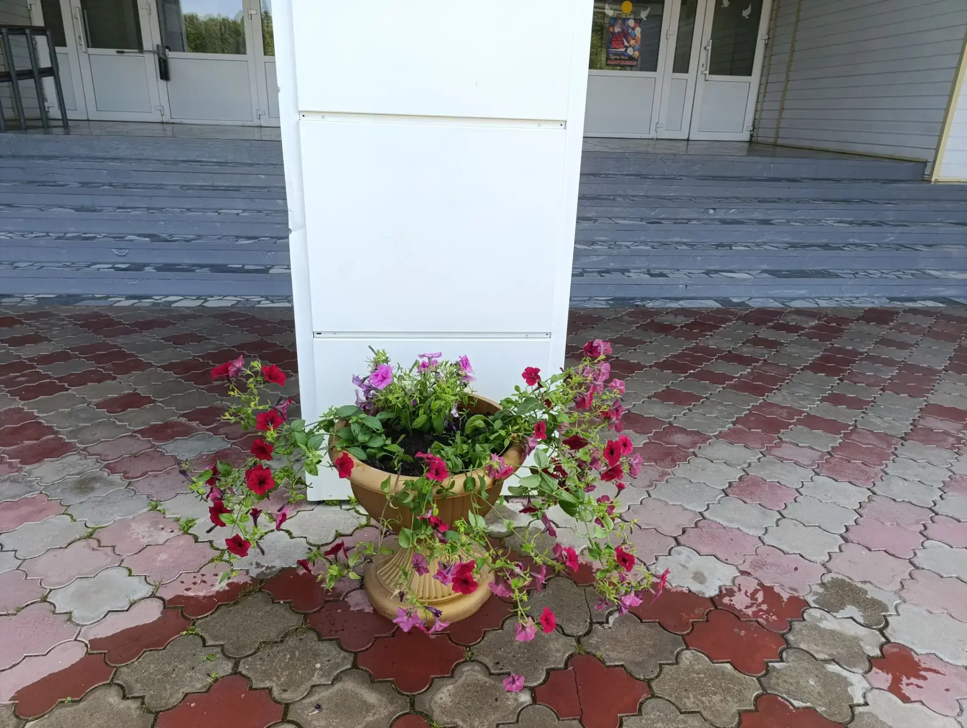 🌱Ученики Урмарской школы благоустраивают территорию школы.
✅Образовательное учреждение заключило до