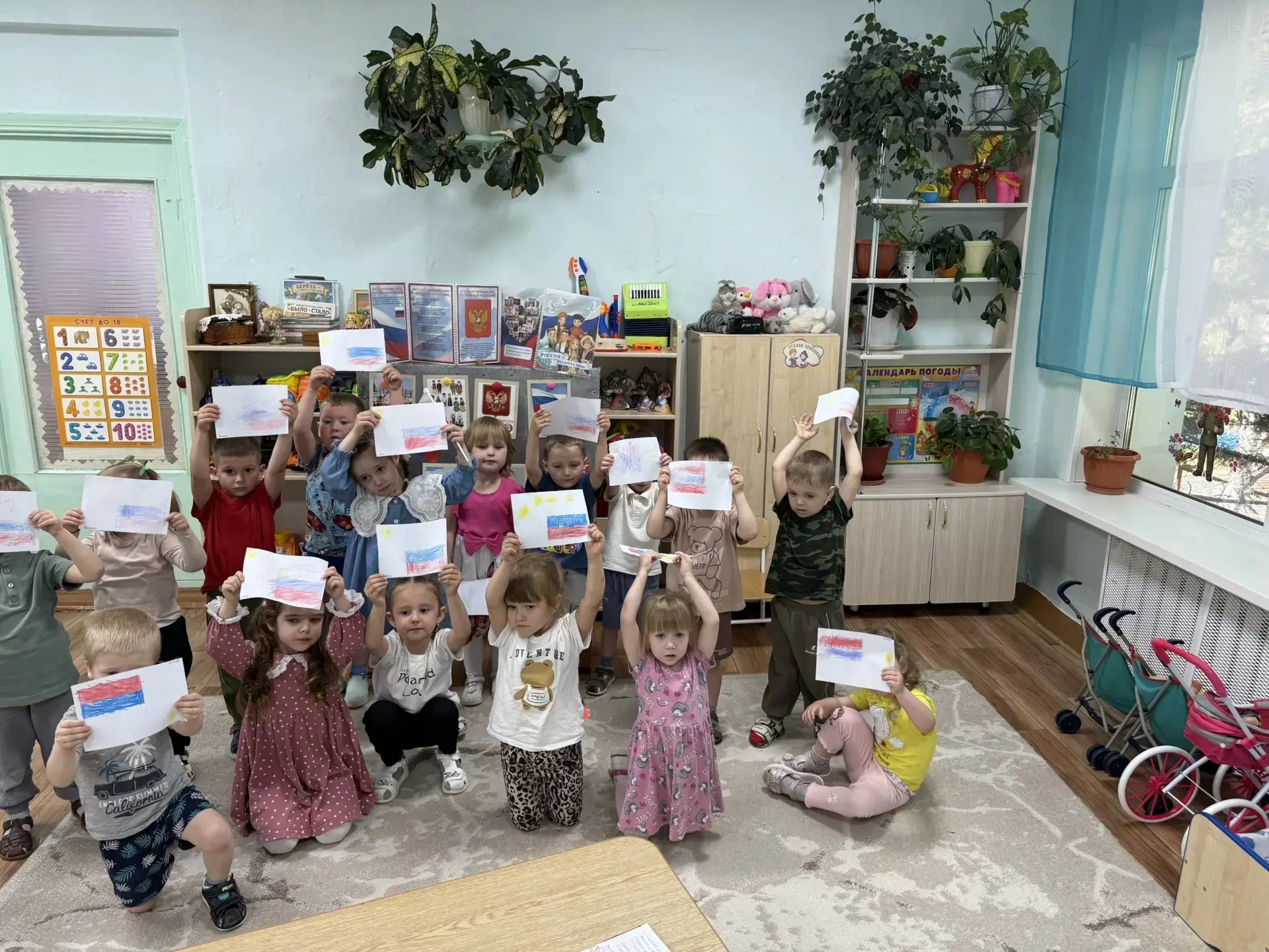 Малыши второй младшей группы тоже окунулись в атмосферу настоящего праздника – Дня России!