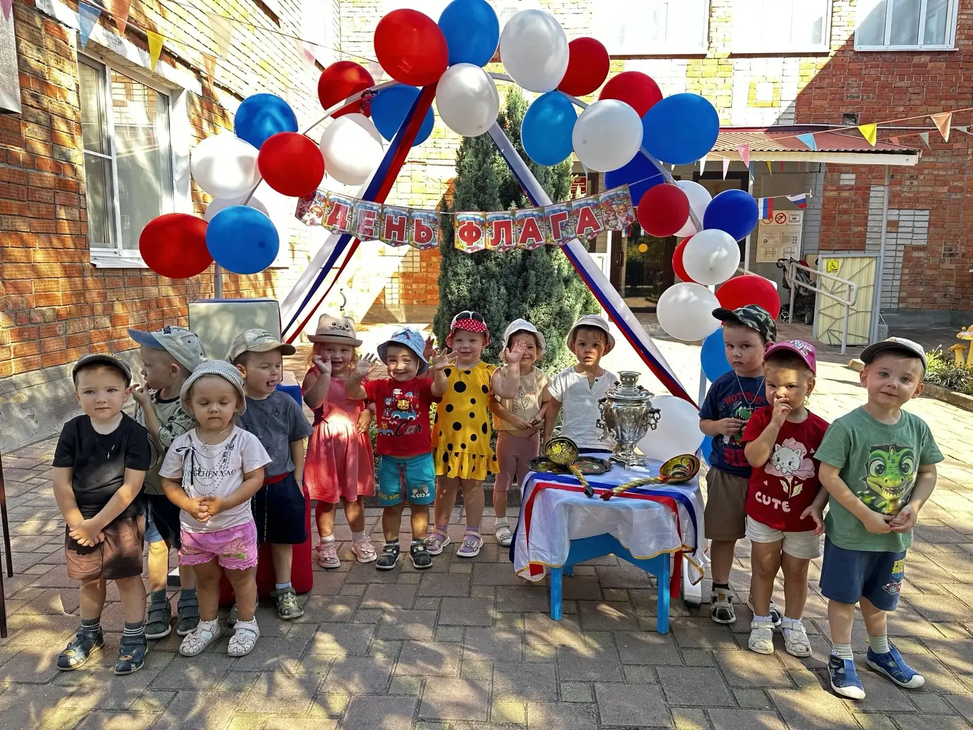 🇷🇺Новости дня:  22 августа - День Государственного флага Российской Федерации! 🇷🇺😊