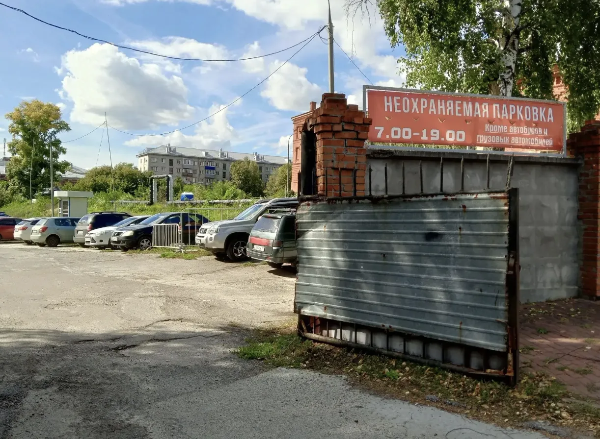 Сегодня ульяновцы могут оставить автомобили на территории бывшего Суворовского училища ...