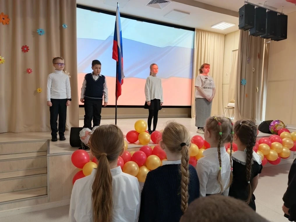 Сегодня в нашей школе (корпус на Феофанова) традиционно прошла еженедельная линейка. 😊За плечами цел