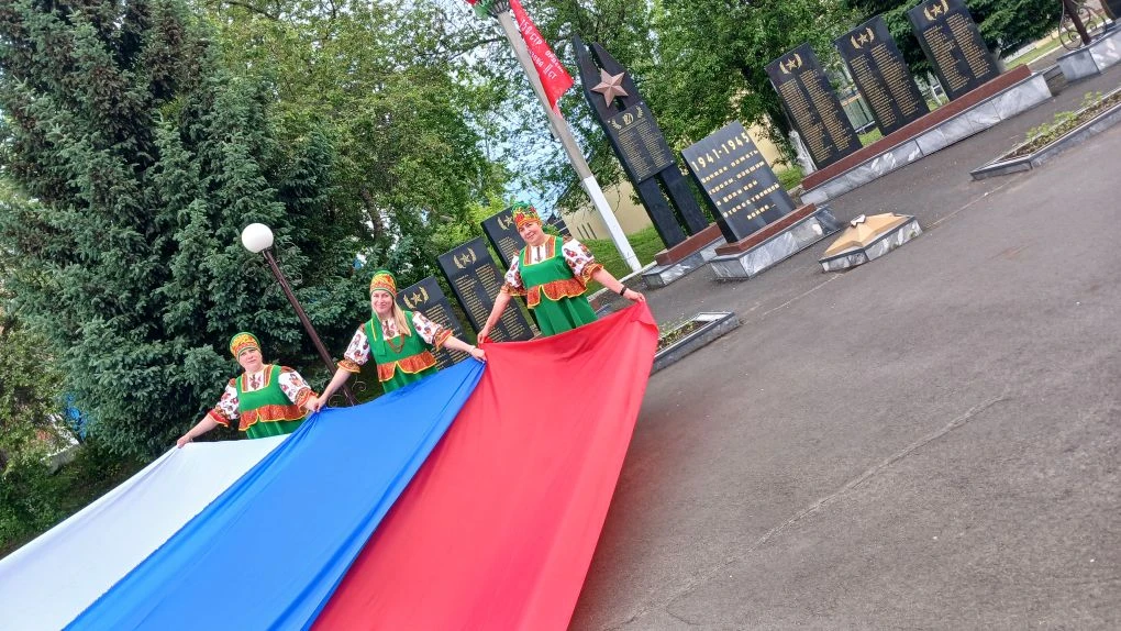 Живой флаг России 🇷🇺

В преддверии Дня России воспитанники всех групп вышли на площадку и выстроил