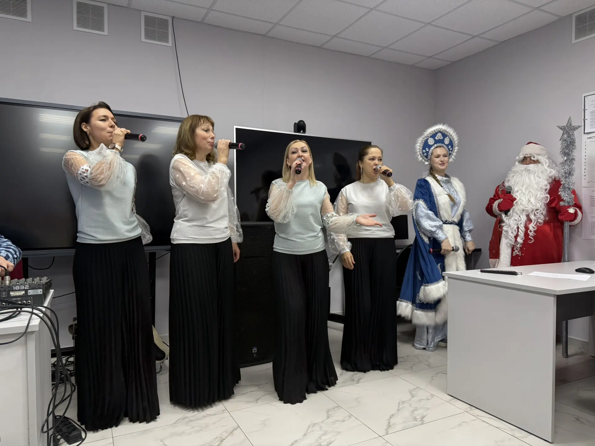 ✨ Вместо утренней планерки сегодня в нашей ЦРБ царила праздничная атмосфера!  🎉    🎄Коллектив больни