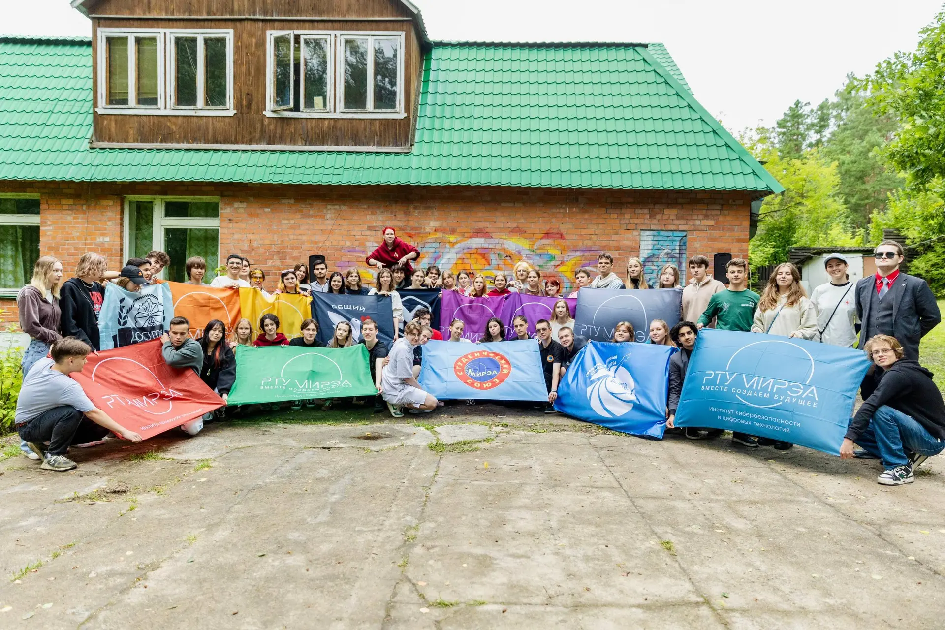 Самые лучшие 🌺

Сегодня, во время смены актива на базе «Алые паруса», прошло награждение ребят знак