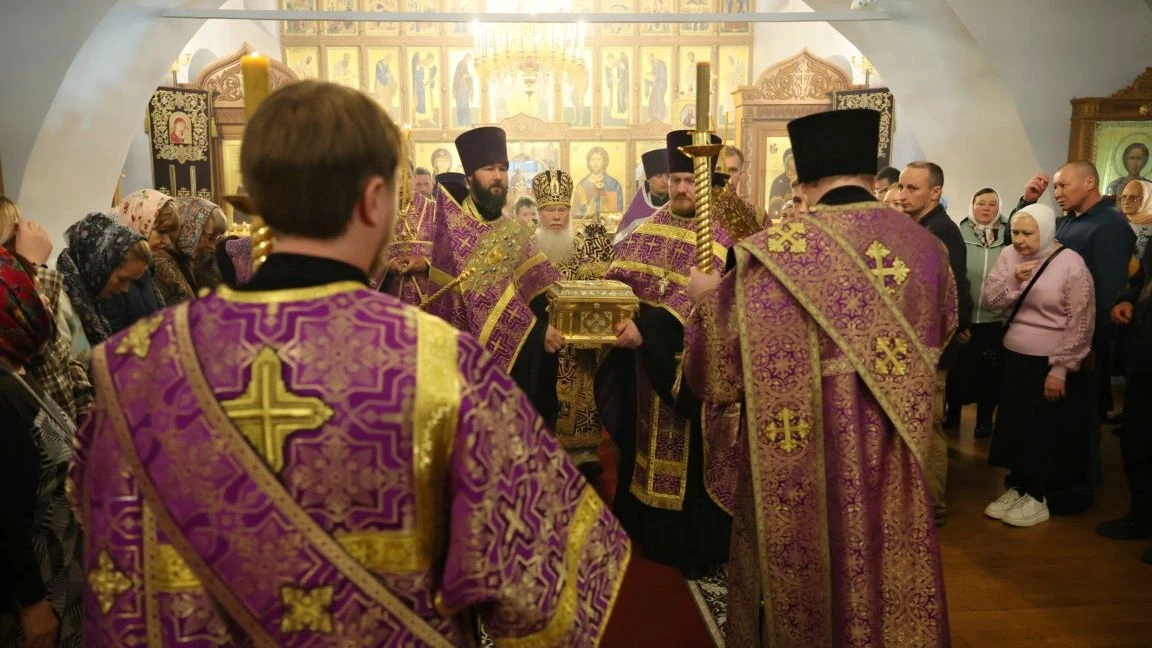 Проводы ковчега с честной главой свт. Иннокентия, митрополита Московского в Одигитриевс...
