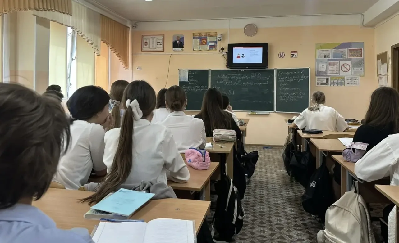 🔐 Для учащихся 8-9 классов прошли уроки безопасности «Мошенничество и как не стать жертвой».   🚨 Реб