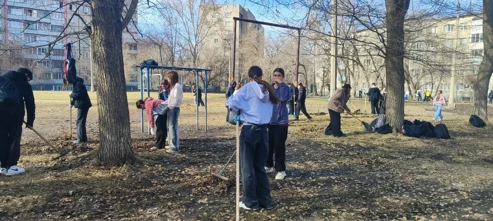 Мир! Труд! Май!  Субботник, который нас объединил!  Накануне праздничного весенниего дня наша школа 