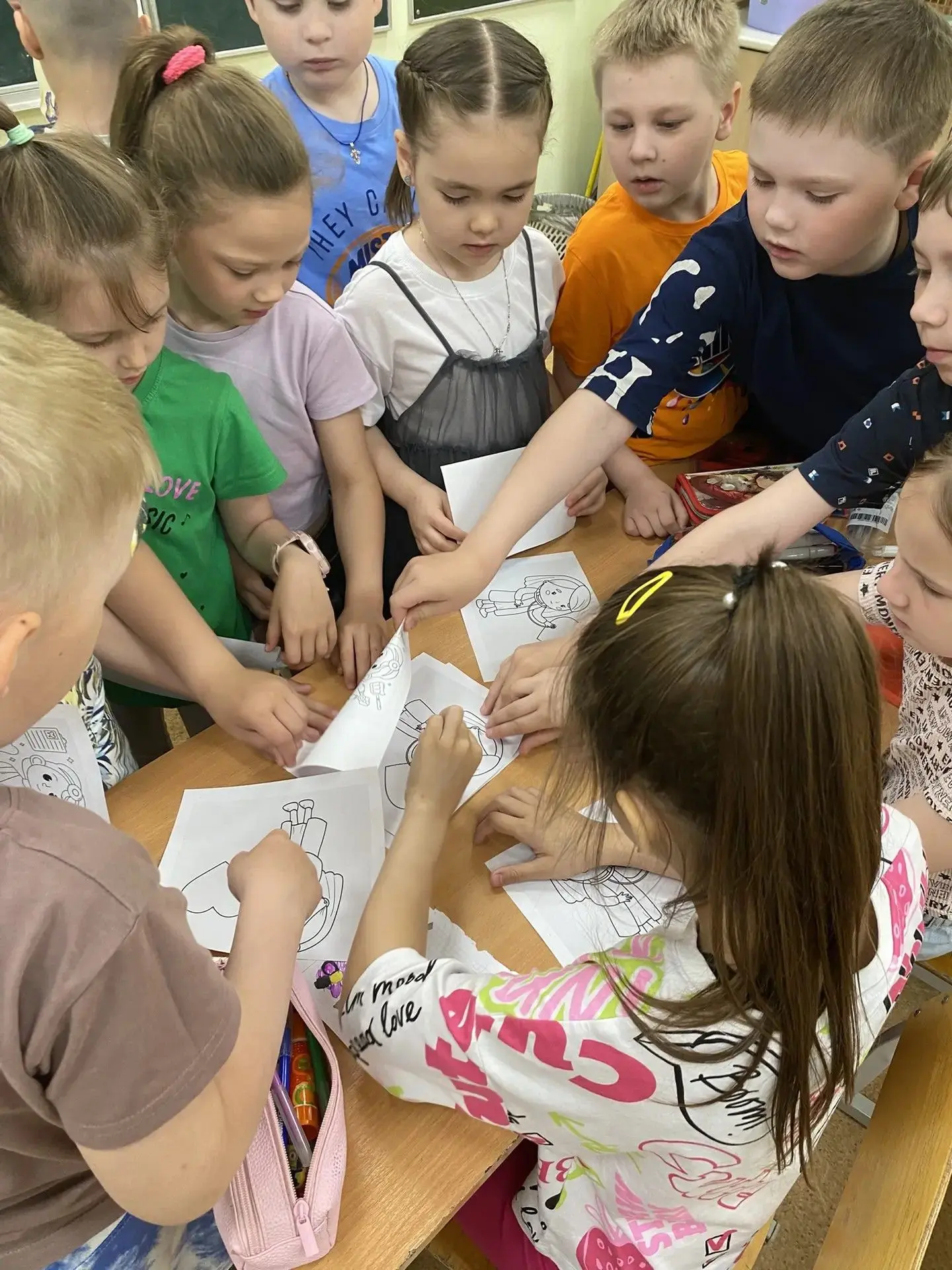 Продолжаем занятия по профориентации с ребятами летнего лагеря СОШ №12! ☀️👧👦

Сегодня говорили о п