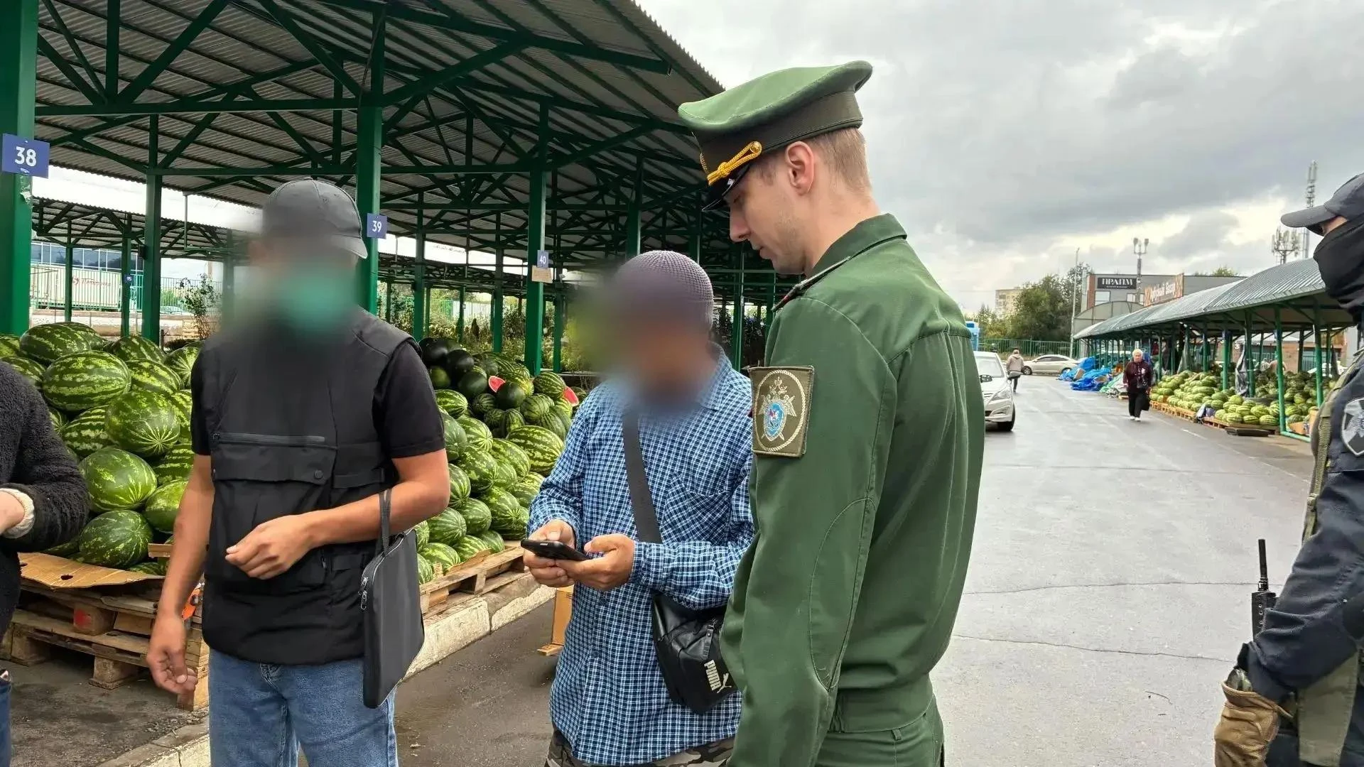 Паспорт есть, а учета нет: в Оренбурге в ходе рейдов по рынкам выявили уклонистов
