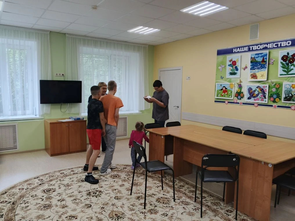 Для детей была организована увлекательная квест- игра по правилам дорожного движения.