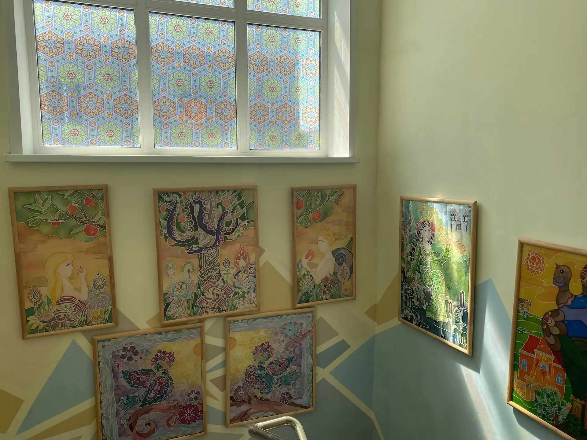 🖼️🌸 В нашей школе открылась выставка детских,итоговых работ по батику — это яркое и в...